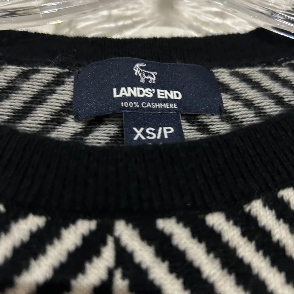 Lands’ End 100% Cashmere Black and White Chevron Sweater Size XSP Preppy! - Picture 2 of 5